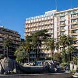 ...l� dove l�imponente albergo svetta dall�alto dei suoi undici piani di fronte alla Stazione Centrale